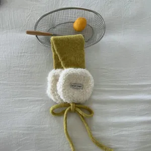 Detailansicht winterwarmer Strick-Ohrwärmer mit flauschigem Vlies und niedlichem Schleifendesign.