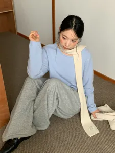 Gemütlicher einfarbiger Strickschal für Damen, weiches und vielseitiges Winter-Accessoire.