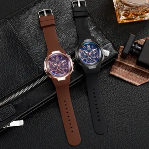 Heren quartz horloge met grote wijzerplaat siliconen band en blauwe weergave detail.