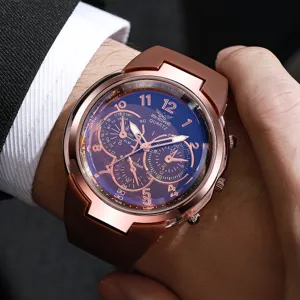 Heren quartz horloge met grote wijzerplaat roségouden kast en bruine siliconen polsband.