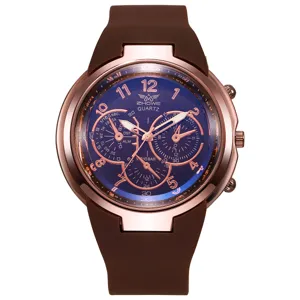Detail heren quartz horloge, roségouden kast, blauwe gestructureerde wijzerplaat, bruine band.