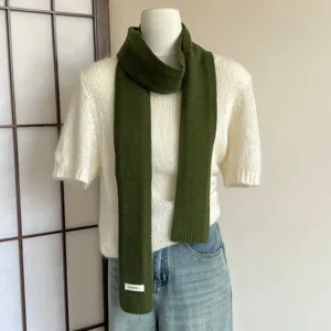 Einfarbiger dunkelgrüner reiner Wollstrickschal für Damen, klassisches warmes Winteraccessoire.