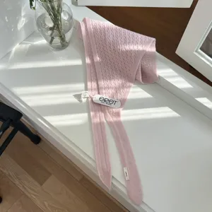 Écharpe châle triangle en tricot ajouré rose, accessoire chaud et polyvalent pour cou.