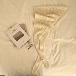 Écharpe triangulaire en tricot ajouré coréen pour femme unie châle polyvalent chaud.