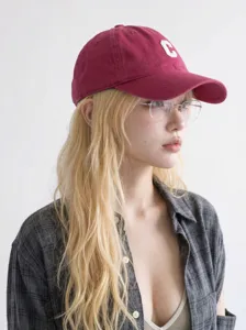 Dunkelrote Damen Baseballkappe mit weißer Buchstaben C Stickerei, stylischer Sonnenschutz.