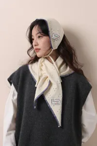 Set berretto e sciarpa triangolare in maglia da donna, caldo accessorio invernale.