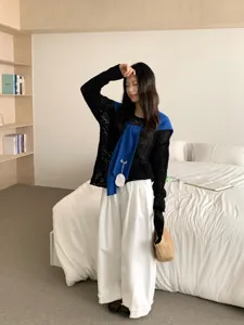 Zwarte gebreide Koreaanse stijl trui met blauwe sjaal en witte broek outfit mooi.