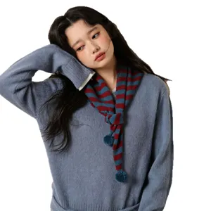 Gemütlicher Damen Strickschal mit Streifen und süßen Bommeln für perfekte Winterwärme.