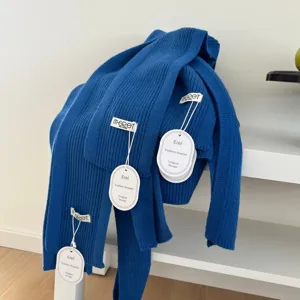 Blauwe gebreide sjaal omslagdoek elegante winter warme mode accessoire casual dagelijks.