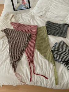 Sciarpa triangolare lavorata a maglia a righe stile coreano autunno inverno moda collo