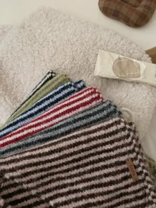 Comoda sciarpa triangolare a righe lavorata a maglia, morbido scaldacollo caldo invernale ed elegante.