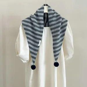 Sciarpa triangolare di lana a righe grigie con pompon scialle caldo invernale da donna.