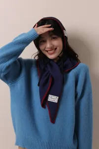 Bellissimo set berretto e sciarpa triangolare in maglia autunno inverno blu scuro