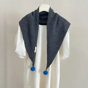 Sciarpa scialle triangolare in maglia di lana grigio scuro con pon pon blu da donna