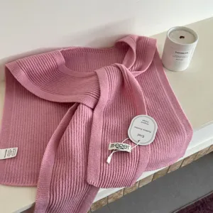 Roze gebreide sjaal detail, elegante wintersjaal en stijlvol knus nekverwarmend accessoire.