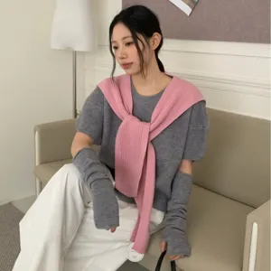 Gebreid topje met korte mouwen, roze schouderdoek en grijze armwarmers voor dames detail.