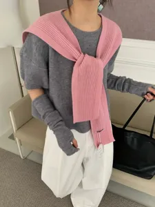 Stijlvolle grijze damestrui met roze gebreide sjaal en mouwset voor trendy outfit.