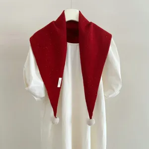 Sciarpa scialle triangolare in lana lavorata a maglia rossa con pon pon autunno inverno.