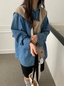 Koreaanse retro denim overhemd met beige gebreide sjaal en zwarte korte broek herfst.