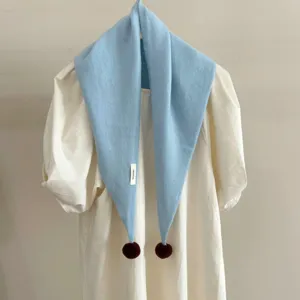 Scialle sciarpa triangolare in maglia azzurra con pon-pon marroni, lana morbida inverno caldo.
