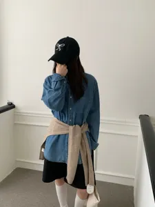 Gedetailleerd overzicht van de vintage herfstoutfit met spijkerhemd en gebreide truistijl.