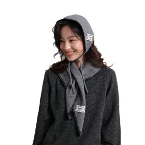 Set di sciarpa con cappuccio in maglia grigia da donna, scialle e berretto invernali.