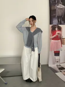 Koreaanse vintage dames gebreide top met grijs sjaaltje en witte broek outfit set.