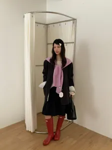 Koreaanse retro dames outfit blazer set met paarse gebreide sjaal en rode regenlaarzen