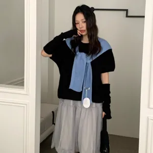Dames gebreide sjaal set zwart topje en tule rok herfst mode outfit hoofdweergave