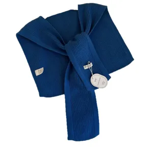 Blauwe gebreide omslagdoek stijlvolle wintersjaal zachte ribgebreide modeaccessoire voor dames