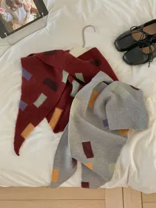 Bufanda triangular de punto con bloques de color mujer otoño invierno moda cuello detalle