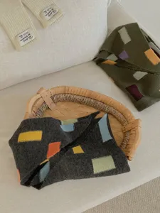 Bufanda triangular de punto para mujer con jacquard de bloques, cálido accesorio de invierno.