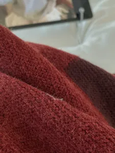 Primer plano detallado que muestra la cómoda textura de la bufanda de bouclé.
