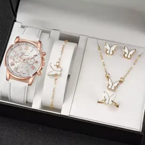 Vista di dettaglio set orologio donna con collana orecchini anello e cinturino bianco.