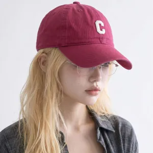 Bequeme burgunderrote Baseballkappe mit weißer C-Bestickung, modischer Sonnenschutzhut.