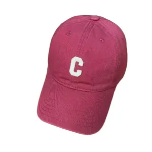 Weinrote Baseballkappe mit weißem Stickbuchstaben C, klassischer Sonnenschutzhut.