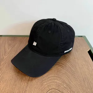 Gorra de béisbol clásica de algodón negro con letra N bordada y texto lateral.