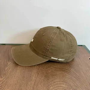 Vista detallada de la gorra de béisbol de algodón casual con bordado lateral y visera.