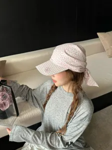 Chapeau casquette de baseball floral élégant avec un long foulard intégré pour l'été.
