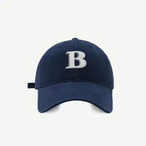 Nahaufnahme der klassischen dunkelblauen Baseballkappe mit einem weißen B.
