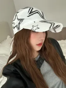 Detalle de primer plano de gorra de béisbol con estampado de estrellas y pañuelo urbano chic.