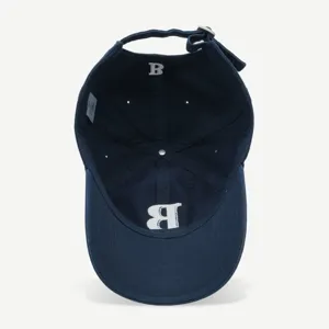Detaillierte Ansicht des Inneren der dunkelblauen Baseballkappe mit stilvoller B-Stickerei.