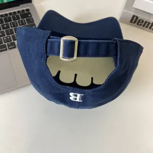 Dunkelblaue Baseballkappe mit verstellbarer Metallschnalle und weißem gesticktem Buchstaben B.