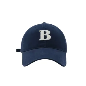 Dunkelblaue Baseballkappe mit weißem B-Stick, klassischer gebogener Schirm, Streetwear.