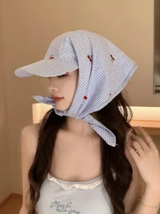 Gorra de pañuelo vichy azul y blanco bordada con cerezas, detalle de sombrero de sol.