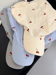 Gorra de béisbol con bordado de cerezas de cuadros retro, sombrero de sol streetwear casual.