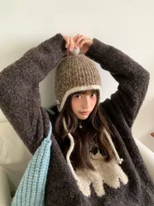 Gemütliche Strickmütze mit Ohrenklappen für Damen, Herbst und Winter warme Wollmütze Detail.