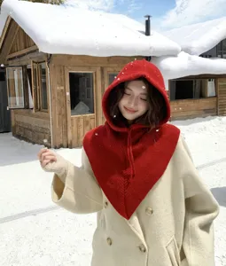 Détail cagoule tricotée rouge, écharpe pull coupe-vent chaude unie hiver pour femmes.
