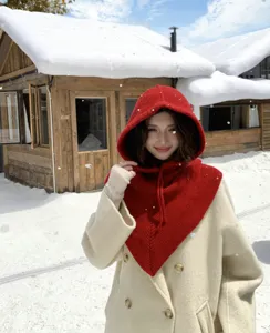 Vue detaillee de la cagoule tricotee rouge echarpe, bonnet d'hiver chaud et confortable.