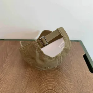 Gorra de béisbol de algodón caqui hebilla metálica ajustable vista de detalle casual